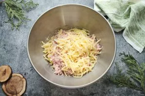 Grate the hard cheese on a coarse grater and add to the potatoes. Sprinkle everything with pepper and mix well.