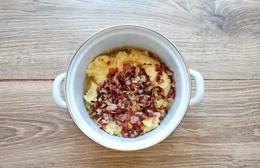 Add the fried bacon and onion to the mashed potatoes and mix well.