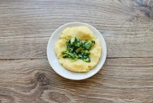 Divide the potato dough and the filling into the same amount. With wet hands, form a cake from each part of the potato dough and lay out ...
