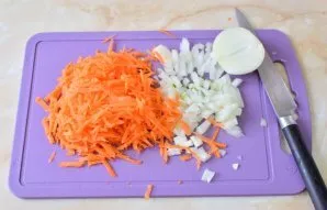 At this time, peel and chop the onions and carrots. Finely chop the onion, and grate the carrots on a coarse grater.