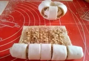 Wrap the dough in a roll and roll it into a ring.