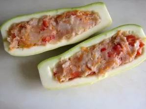 Put the resulting mince in the cut-out boats and press it tightly with a spoon.