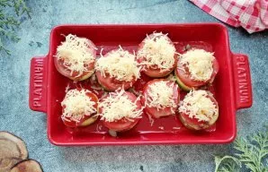 Grate the cheese and put it on top of the tomatoes.