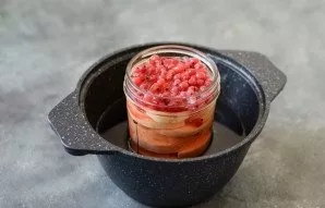 Add red currants, boil for another 5 minutes.