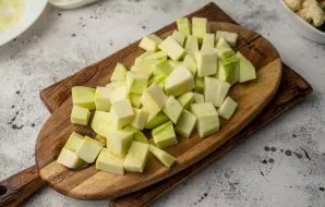 Peel the zucchini, if necessary, remove the seeds. Cut the pulp into medium cubes.