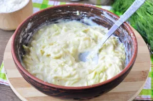 Stir the dough, it will not be very thick.