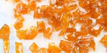 Put the pieces on baking paper and dry in an oven preheated to 40 degrees.