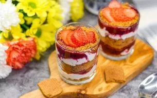 If desired, you can decorate the dessert with fresh strawberries. It is incredibly tasty and tender!