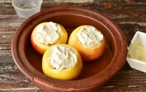 Put half a tablespoon of sour cream in each apple.