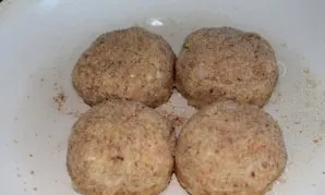 Put the pan on the fire, pour a little sunflower oil, place the meatballs on the hot surface, cook for about 10 minutes on medium heat.