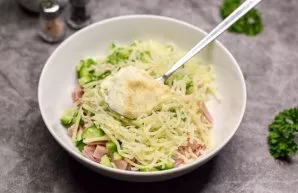 Season the salad with mayonnaise, add salt and pepper to taste.