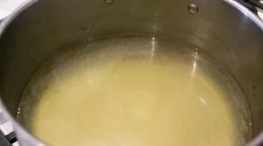 Return the broth back to the saucepan and put on the fire, add salt, pepper and bring to a boil.