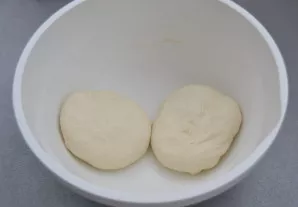 Divide the kneaded dough into 2 parts, each of which is 330 grams. Place in a lightly floured bowl, cover with cling film or a lid and le...