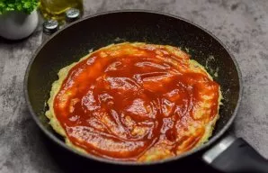 Turn over to the other side and coat with ketchup.