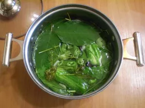 Sprinkle them with spices and pour boiling water over them. Close with a tight lid and leave to cool.