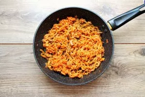 Pour boiling water into the pan, stir. Close the lid and boil the vermicelli for 5-6 minutes over low heat. Water should be completely ab...