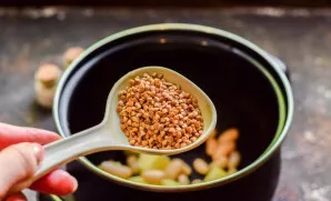 Also immediately add buckwheat, add hot water and boil the ingredients for 20 minutes.