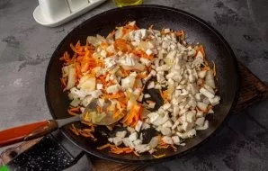 Put the sliced mushrooms in a pan and fry for another 3-4 minutes until tender.