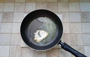 Prepare the white sauce. Put a piece of butter in a hot pan and sprinkle with flour.