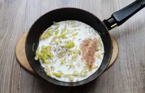 Salt everything, sprinkle with pepper and add nutmeg, mix.