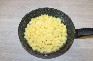 Drain the potatoes, salt them and pour them into hot oil.