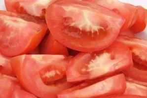 Wash the tomatoes and cut into pieces.