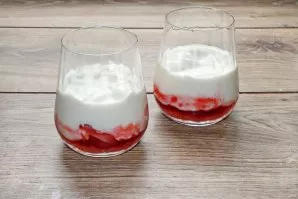 Mix yogurt with honey and put on top of the strawberry layer.