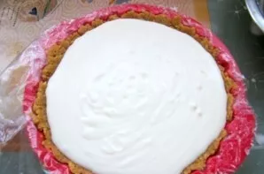 We take out the shape of the cake from the refrigerator and pour the yogurt-cream mixture into it. We put it in the refrigerator again to...