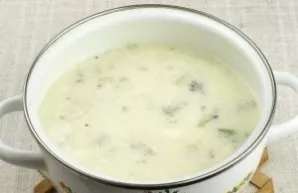 Pour yogurt and gelatin into the syrup and mix.