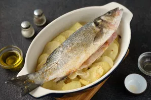 After a while, remove the baking sheet from the oven, pierce a couple of slices of potatoes with a knife, if the potatoes are half-baked,...