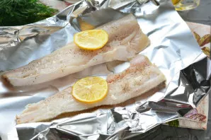 Put the fish in foil, pour oil.