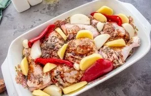 Peel the potatoes and cut into circles, and also spread among the chicken.