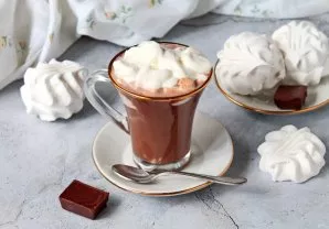 Pour cocoa into cups, brush with cream with marshmallows on top and serve immediately.