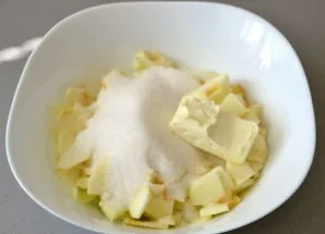 Peel the apples, cut into thin slices, add butter and sugar, simmer for 5-7 minutes, this can be done in the microwave.