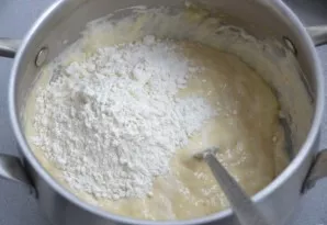 Add the remaining flour, stir, a very thick dough is obtained.