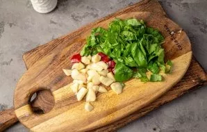 Peel the garlic and cut it into small pieces, finely chop the basil, cut the chili pepper into small circles.