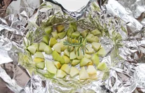 Fold the foil into 3-4 layers and place a cubed apple and a sprig of rosemary on it.