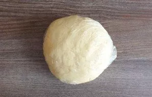 Knead the hard dough. Wrap in a plastic bag and put in the refrigerator for 30 minutes.