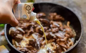 Pour the cream into the pan with the liver.