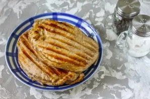 Put the steaks on a plate and cover with a bowl on top to steam from the inside. Leave for 8-10 minutes. Or wrap it in foil.