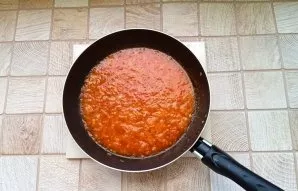 Mix the tomatoes with onions and garlic, heat for 5 minutes.