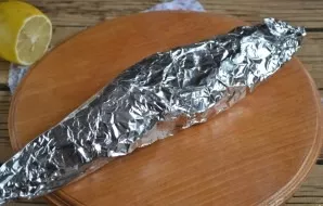 Wrap the fish in foil and bake in the oven for 35 minutes (temperature 180 degrees). 6-8 minutes before the end of cooking, spread out th...