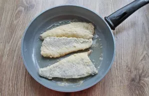 Pour vegetable oil into the pan and heat it. Arrange the fish in a single row leaving gaps.
