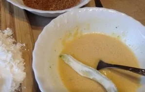 We roll out a piece of avocado in the dough on all sides.