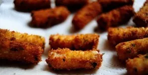 Put on paper towels and let the oil drain. Serve immediately with warm Marinara sauce.