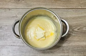 Remove the pot from the heat and, stirring further, pour in the butter. Stir the cream until smooth.
