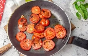 Remove the mozzarella cheese from the whey and cut into small cubes.