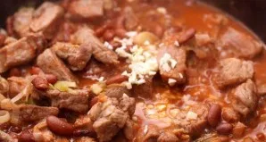 Finely chop the garlic and add to our dish about 1-2 minutes before the final frying.