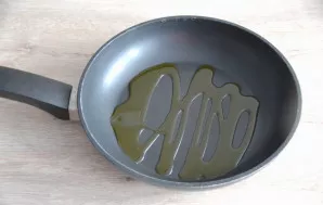 Pour 2 tablespoons of olive oil into the pan.