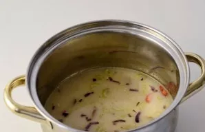 Pour coconut milk into the pot. Add vegetables, mushrooms, salt, chili and curry paste. Stir, cook the soup for 15 minutes over low heat.